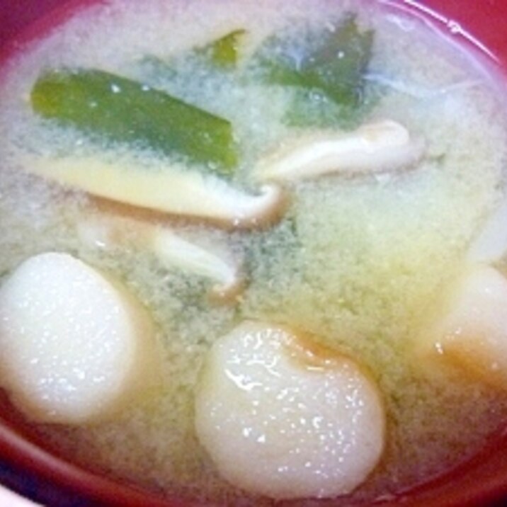*今日のお味噌汁*椎茸・麩・玉ねぎ・わかめ